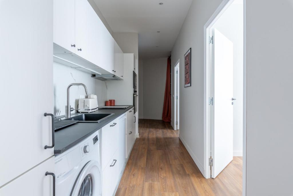 Lounge in a cosy apartment on Canal Saint-Martin - 4