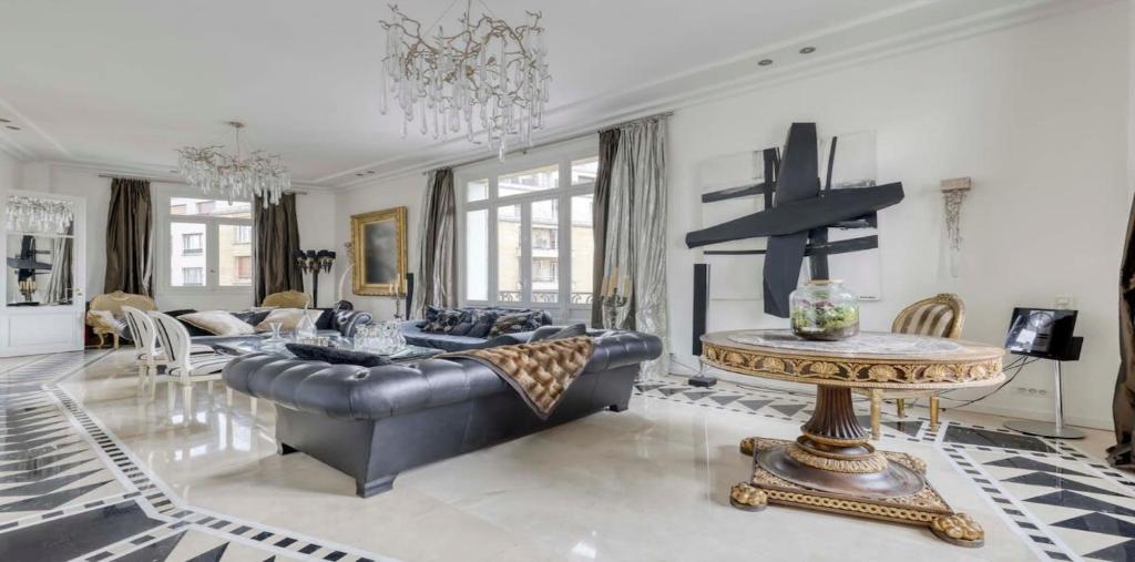 Renovated, Amazing & Huge Flat of 200 sqm Paris 16 - 2