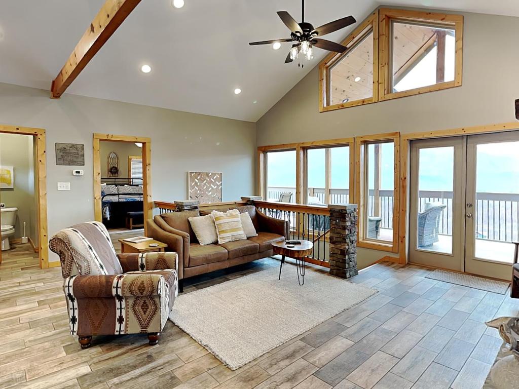 Hello Smokys, Gatlinburg