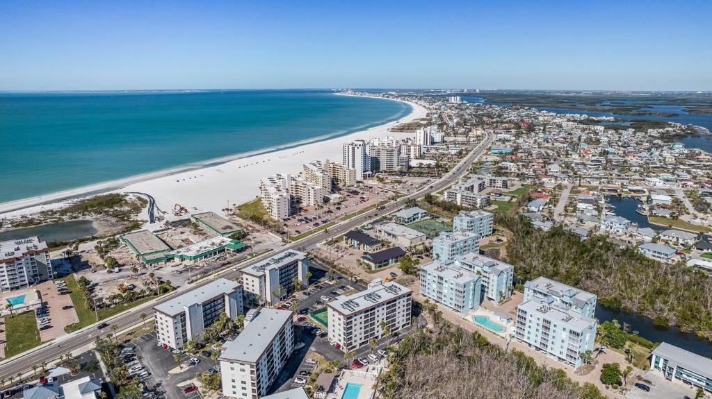 Private Balcony & Community Pool - TLC Beach Escapes - Roelens, Fort Myers Beach