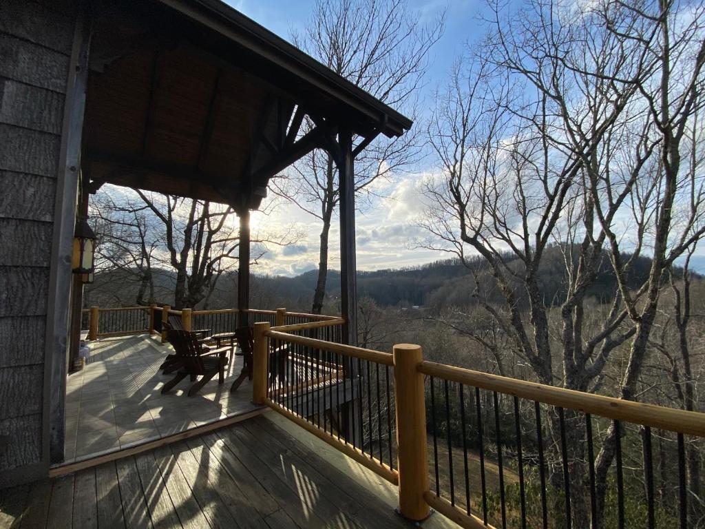 VIEWS - EVCharger, 2 Primary Suites, Stocked Ktchn, Boone