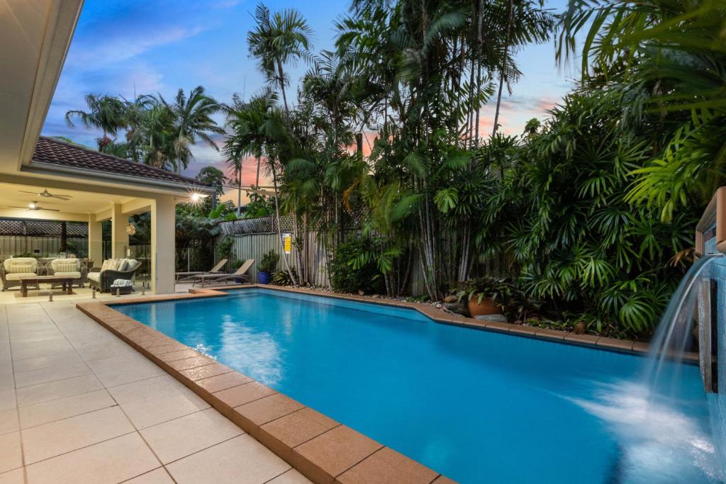 Six Beachside With Tropical Heated Pool, Port Douglas