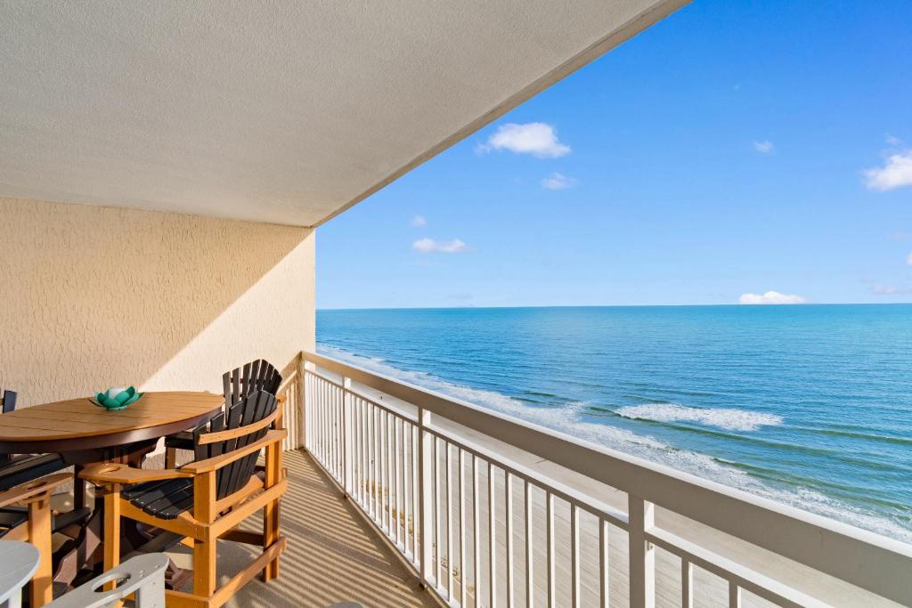Oceanfront Views with 7 Beds, Pools, Lazy River, Gym by myBeach Vacation Rentals, Myrtle Beach