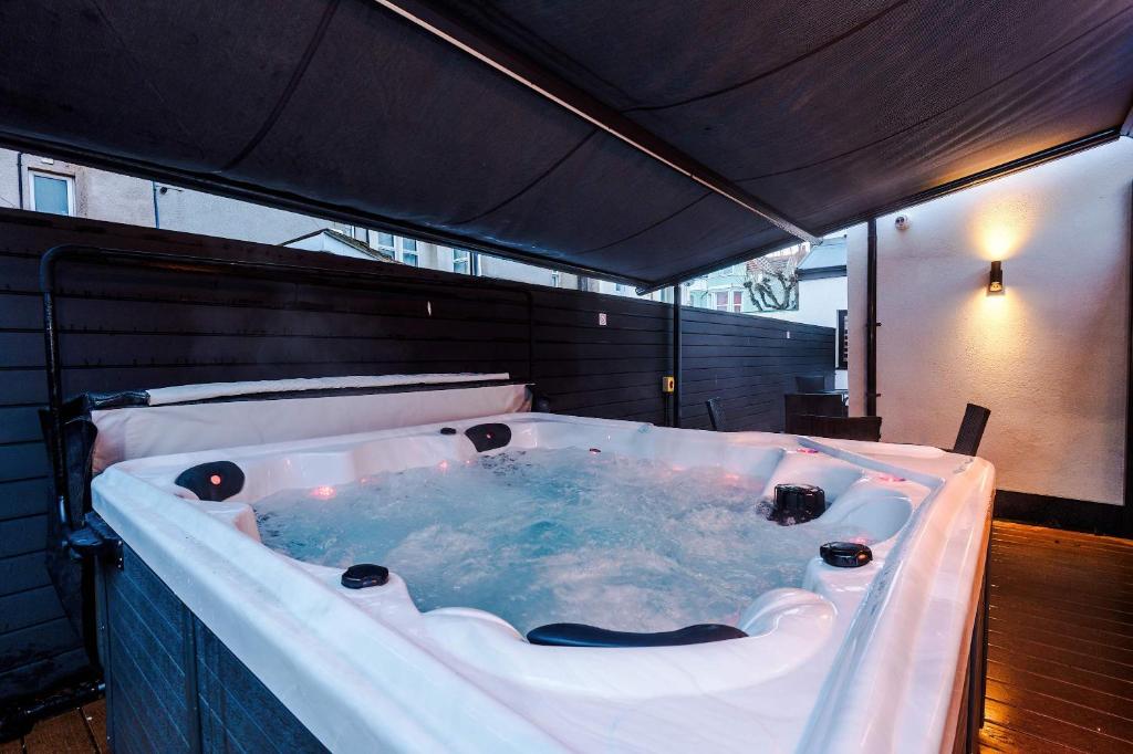 Curzon Villa - Sleeping 18 by Assured Stays, Conwy