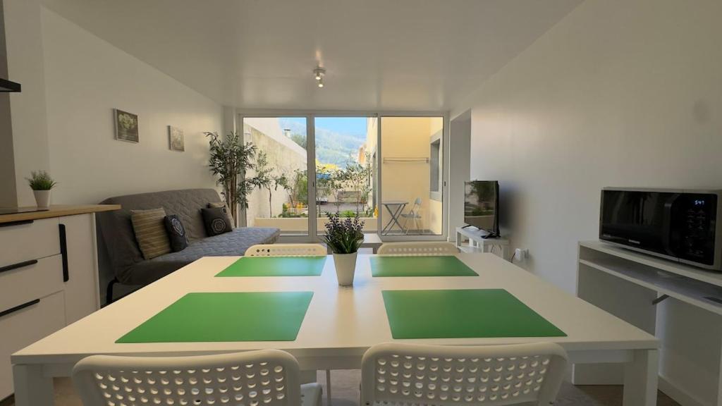 Like Home IV - Ideal for families and friends, Funchal