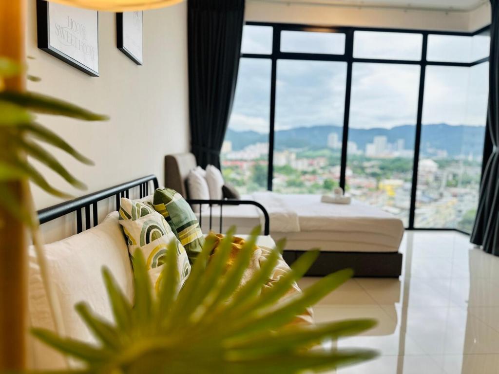 Fresh, Modern Georgetown Suite with Sky Pool Views, George Town
