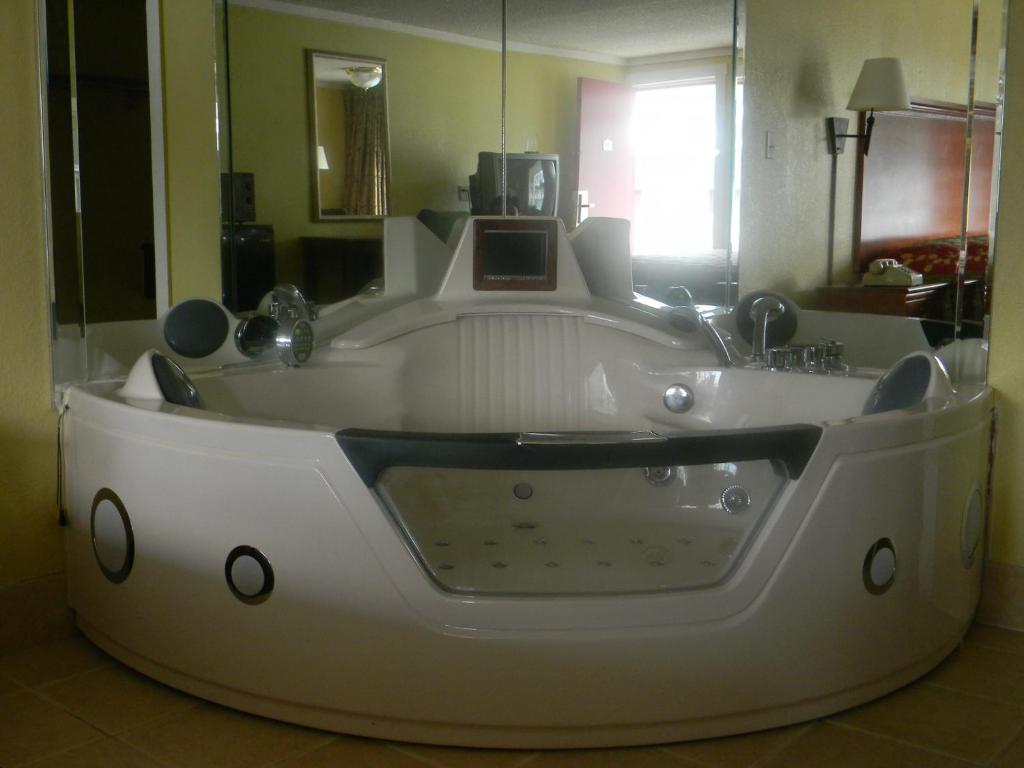 Americas Best Value Inn & Suites Conyers Photo 6