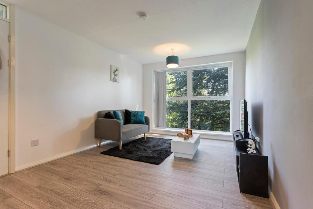 Simple 2 Bed Apt in Selly Oak, Selly Park by Cadbury World - 5 mins to Cadbury World, 5 mins to Selly Manor Museum, 5 mins to Edgbaston Stadium, 8 mins to Queen Elizabeth Hospital, 6 mins to University Of Birmingham - Free Parking & WIFI, Birmingham