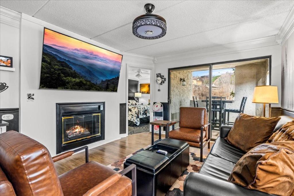 Corner Unit Balcony Free Tix LOCATION, Gatlinburg