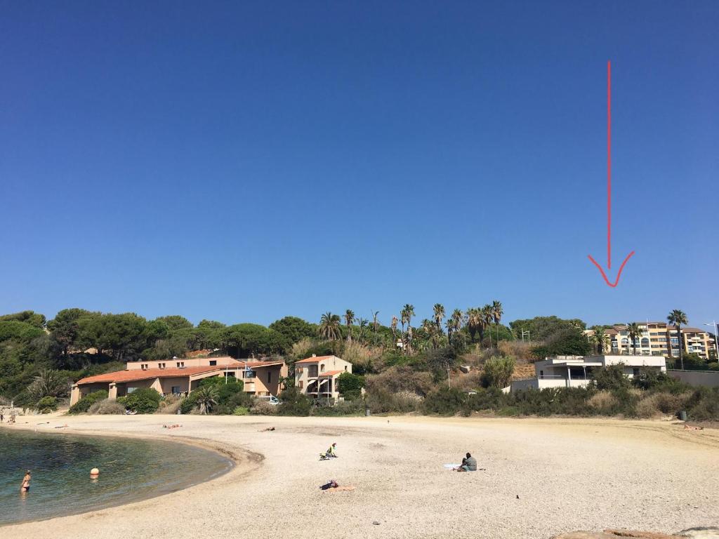 Vue 180 degrés mer-colline, plages 100m, Piscine, Box , Domaine Coudoulière Six Four les Plages - 3