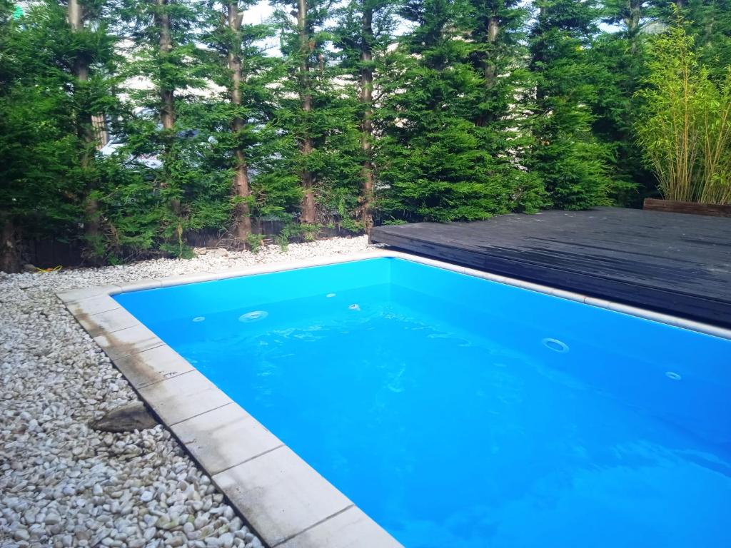 Next stop room, Azurara