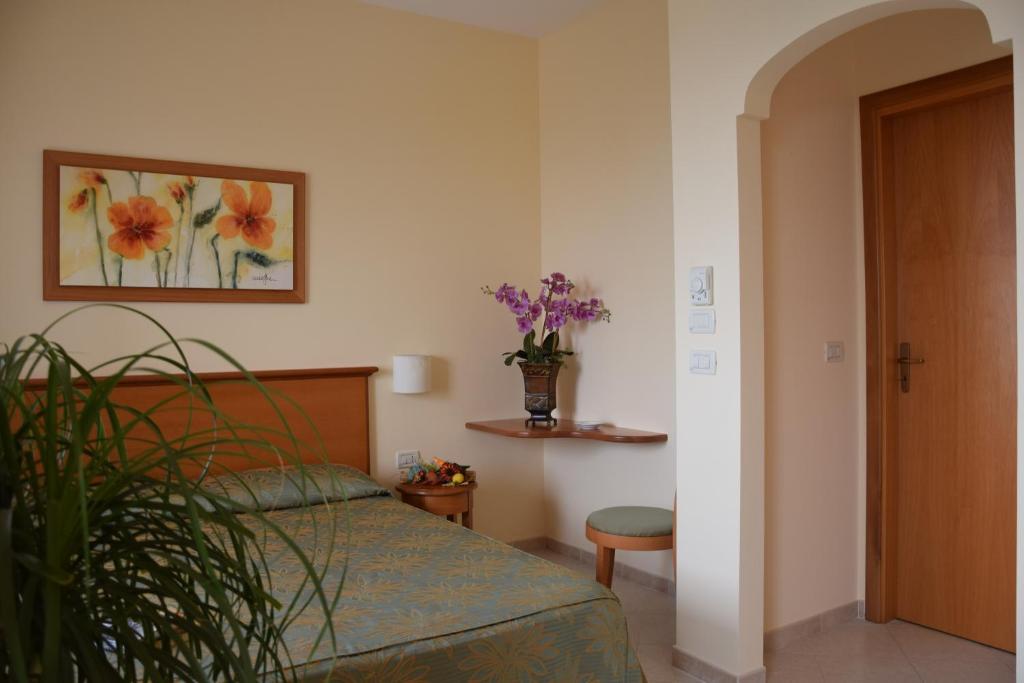 Hotel Tirreno — Hotel rooms in Parghelia, Calabria