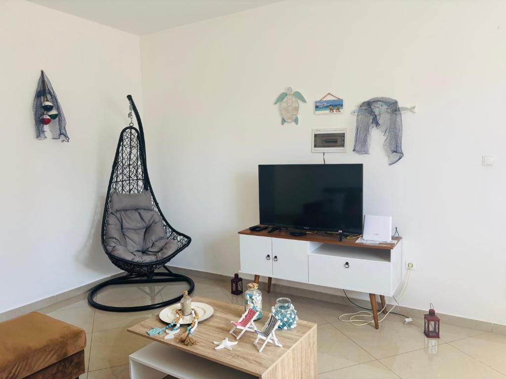 Techas Stylish 2-Bedroom 8 min to Beach, Tarrafal