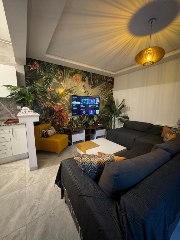 Jungle Studio, Al ‘Uwaynah