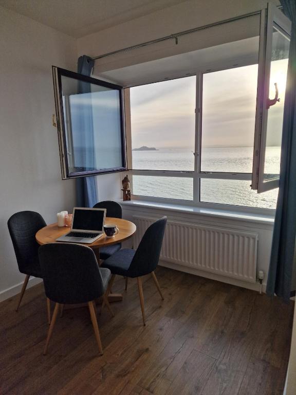 Flat by the sea with great view, Kinghorn