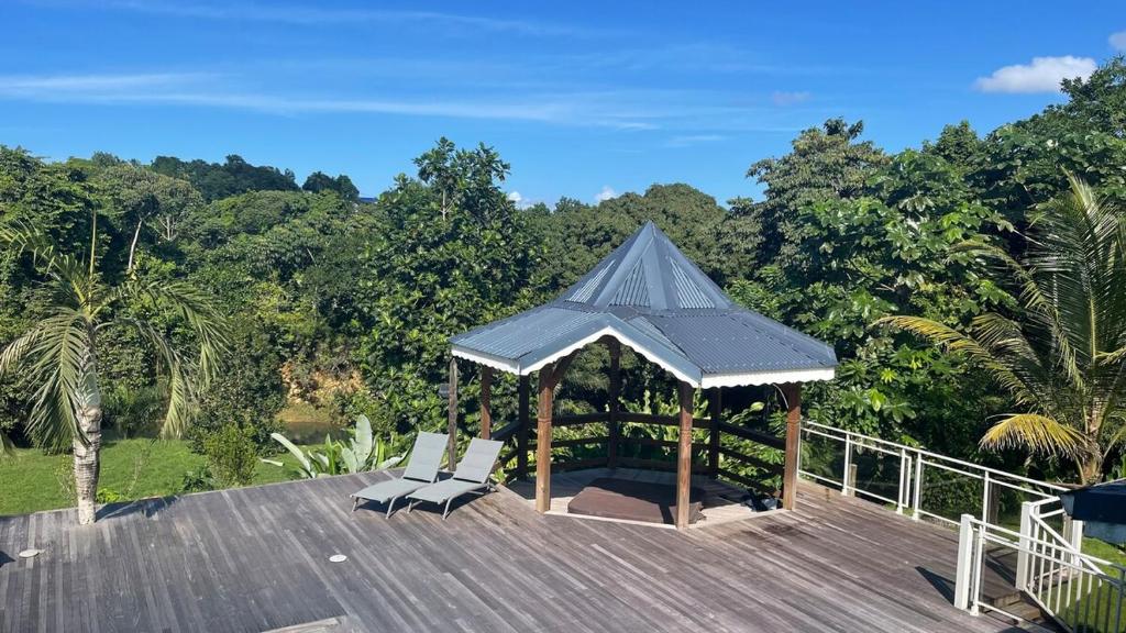 Secret River - Spacieuse villa de 4 chambres, 3 salle de bain, Piscine, spa avec plus de 400 ml de Rivière privée, Sainte-Rose