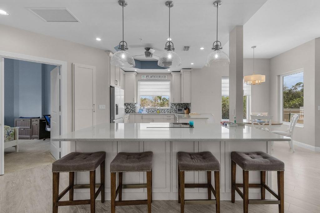 Manatee Bay #721- Waterfront Condo with Bay Views & Pool condo, Fort Myers Beach