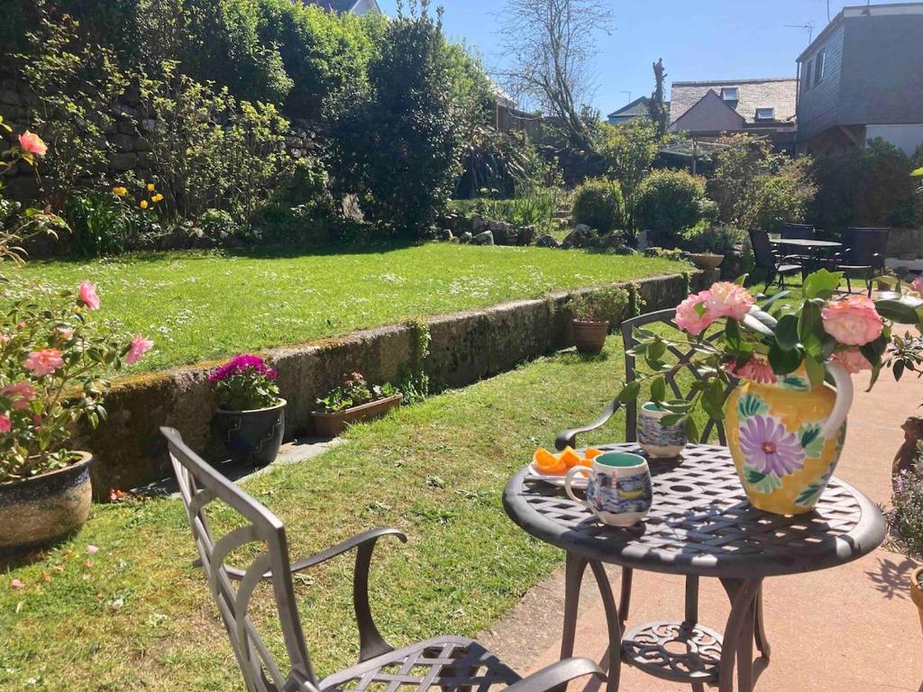 flat with Cornish charm, parking and garden, St Ives