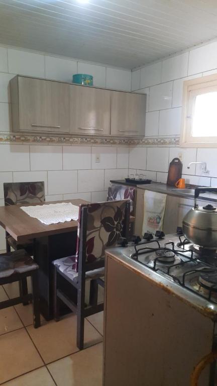 Apto de 1 dormitório com cama de casal,e um colchão extra,sala, cozinha e banheiro e wi-fi, Torres