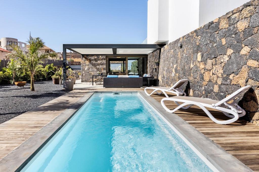 Villa La Tabaiba- Bright open spaces, private & heated pool, La Oliva