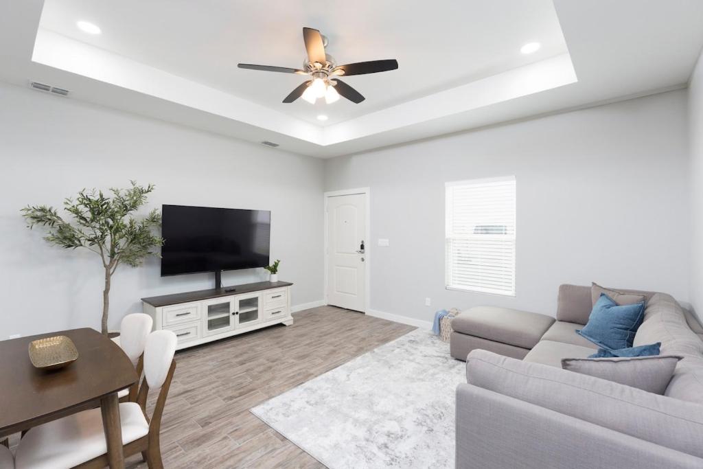 La Querencia on Zinnia w Fast Wifi & Workspace, Alton