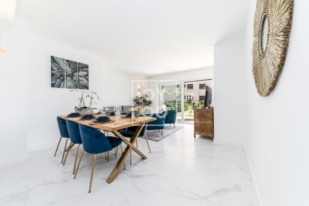 Infinity Blue groundfloor apt, beachfront, heated pool - by OYOOSTAYS - 4