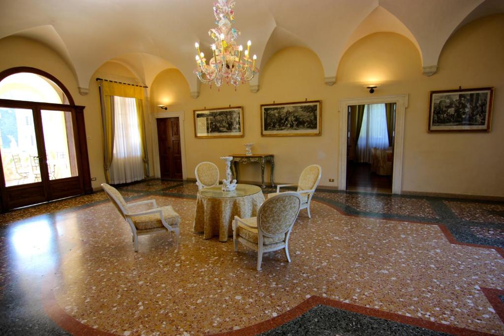 Shared lounge/TV area
