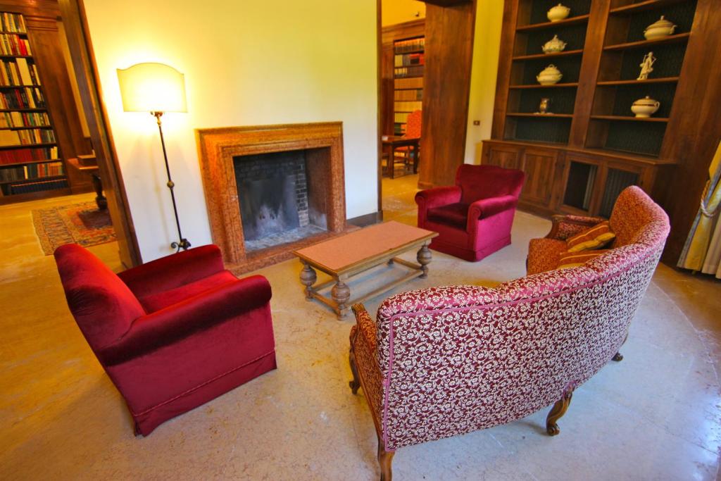 Shared lounge/TV area