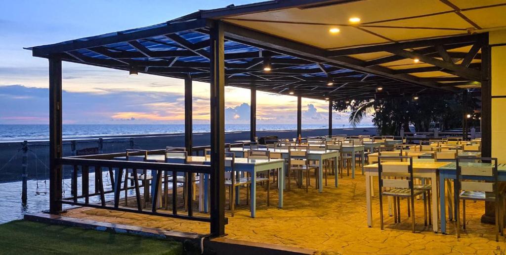 Restaurant, New Travel Beach Resort in Chanthaburi