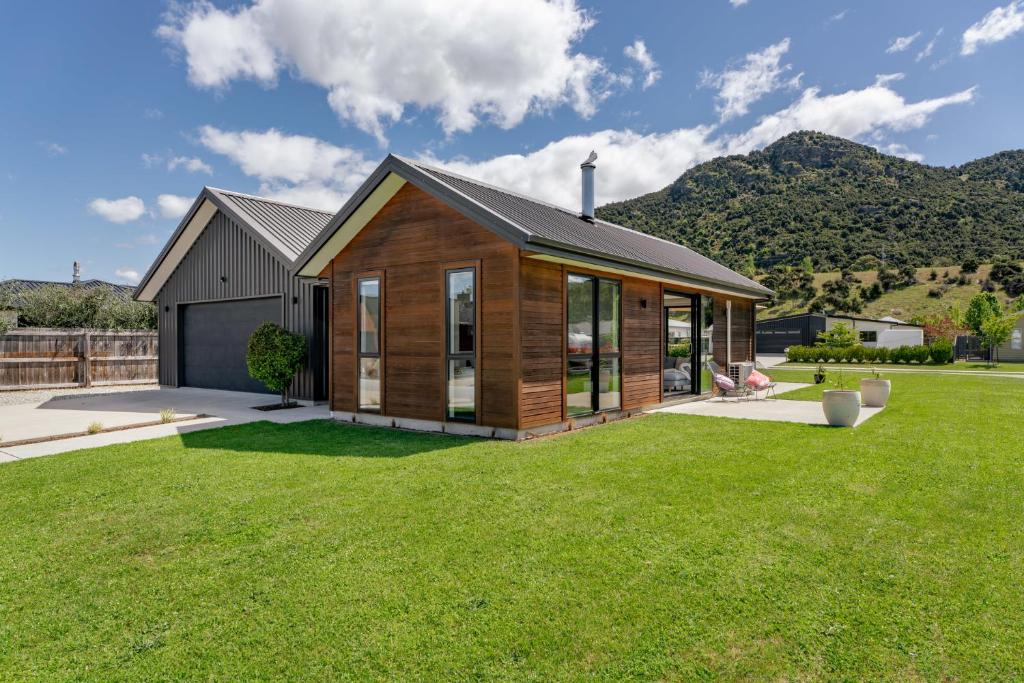 The Alpine Patch - Wanaka Holiday Home, Wanaka