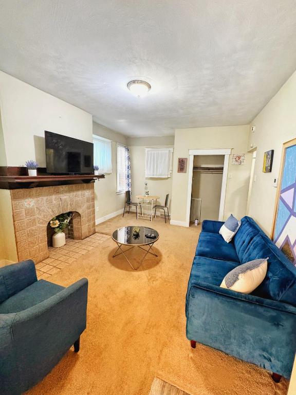 Rose's comfortable place, Munhall