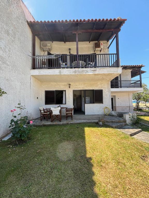 A few meters from the sea, Skála Foúrkas