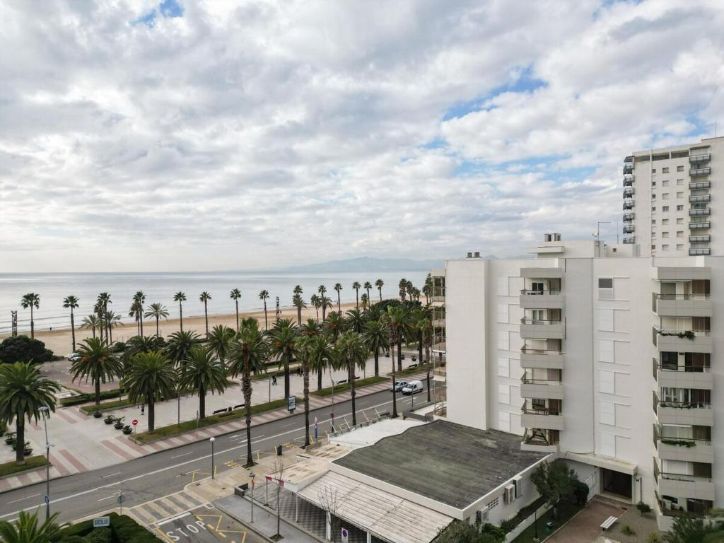 Salou Seafront! Private Terrace - AC & WiFi - 5