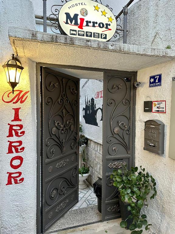 Hostel Mirror - 4