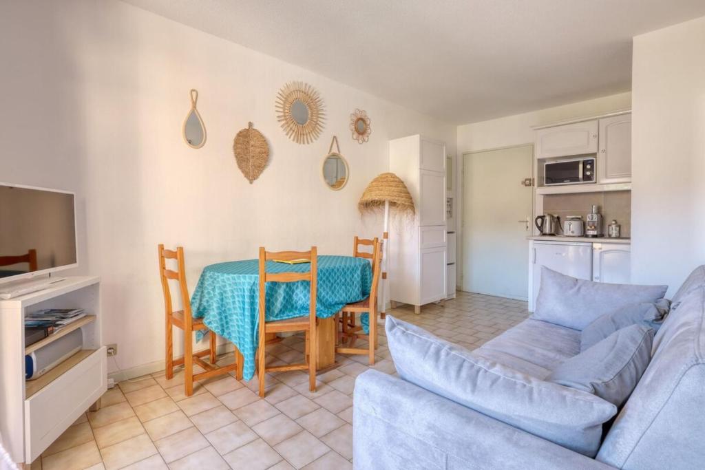 Lavandou - T2 in the city center - 200 m from the sea - 5