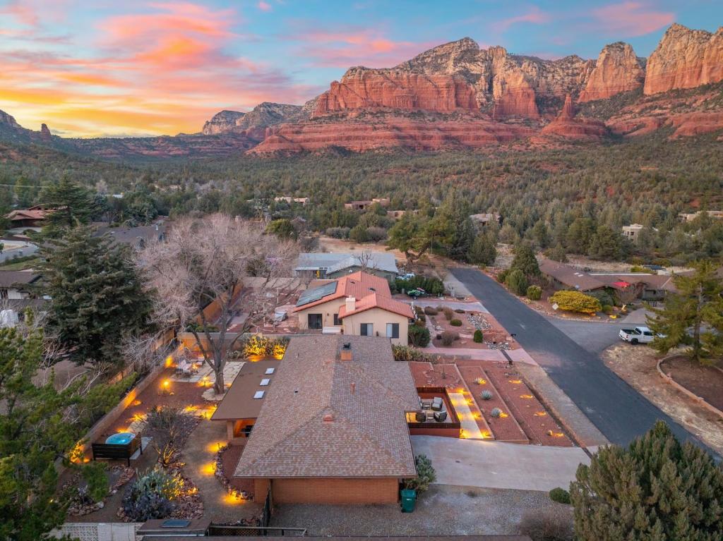 The Redrock Experience with Mtn Views & Hottub, Sedona
