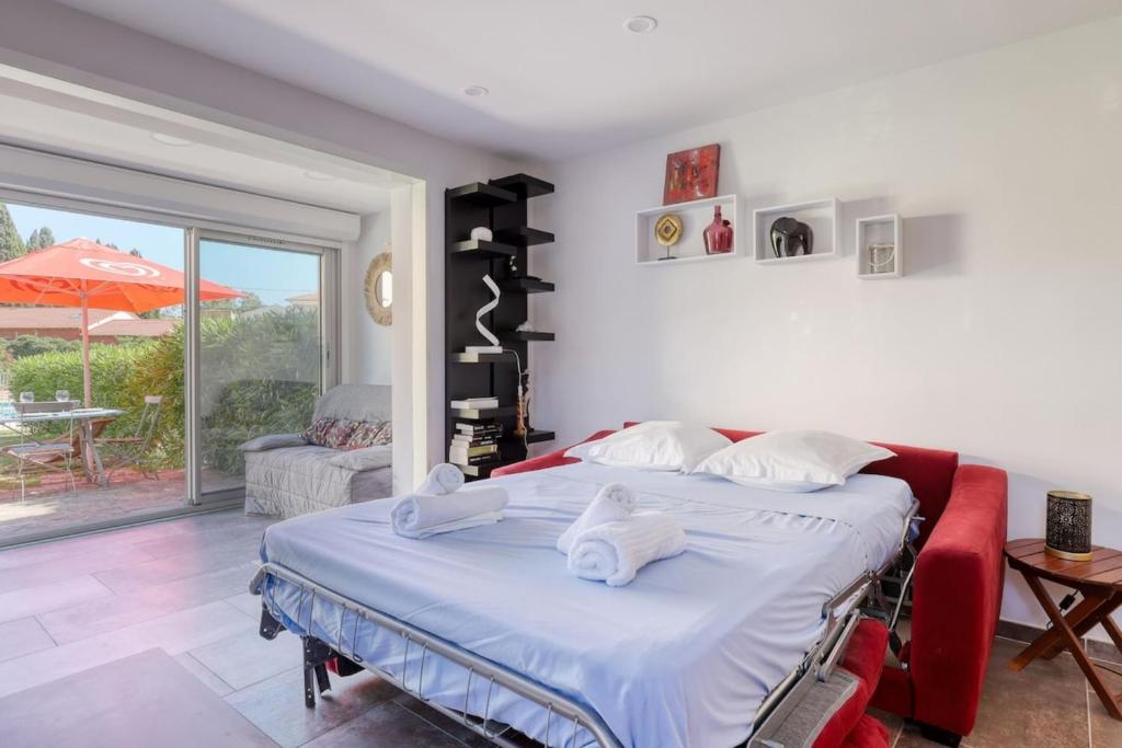 Magnificent NEWLY renovated close to beach & swimming pool - 3