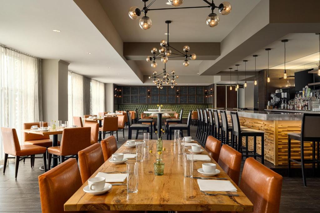 ホテル インディゴ ネイパーヴィル リバーウォーク バイ IHG (Hotel Indigo Naperville Riverwalk By IHG) レストラン