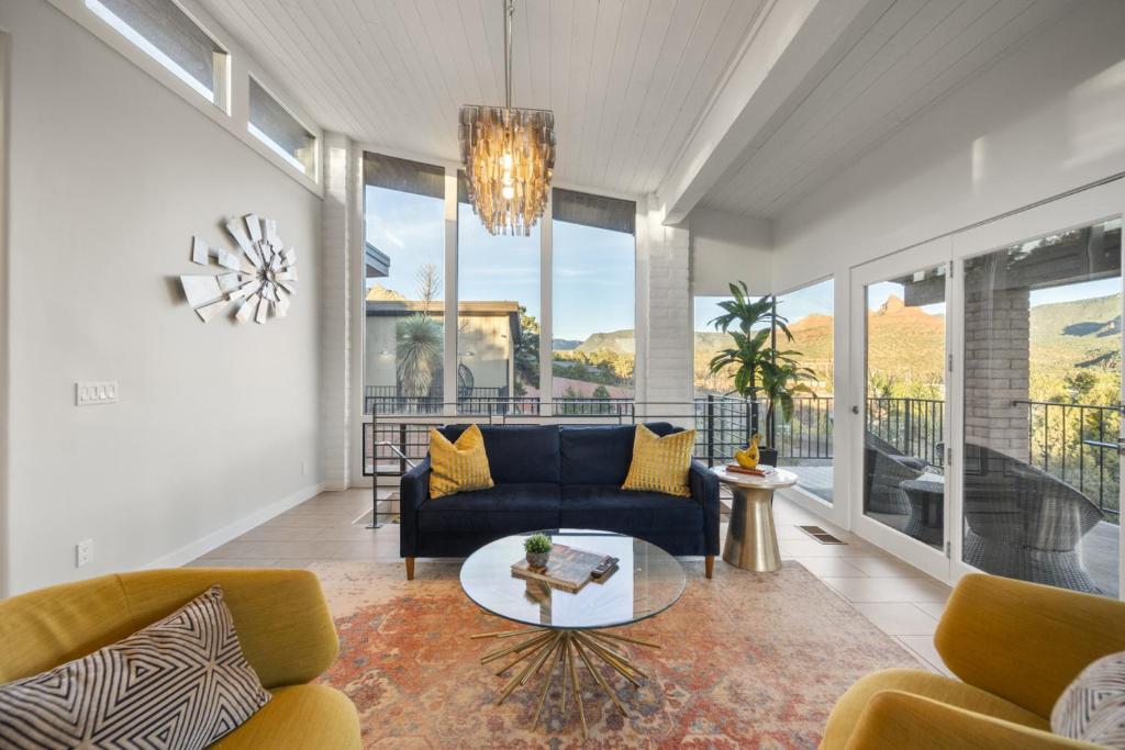 Stunning Views Uptown Home with Hot Tub Gym and Fire pit, Sedona