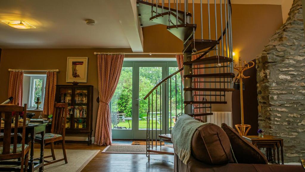 Hen Ffermdy Aberaeron, Cross Inn