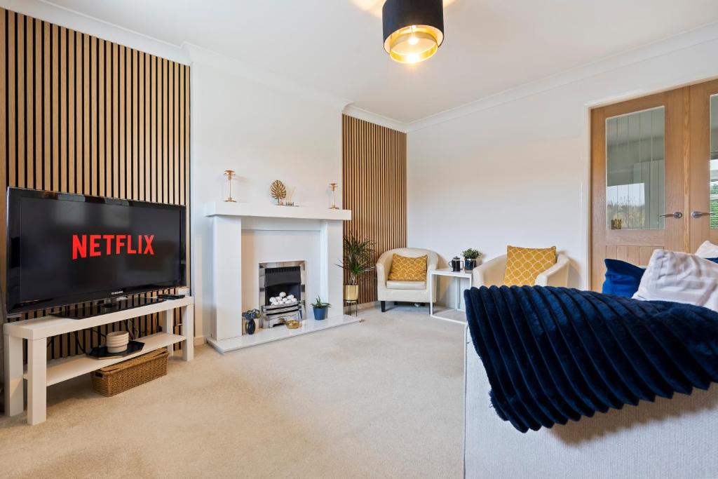 Tilly's Townhouse With parking, Syston