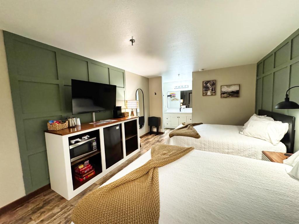 Jonesbones Room at White Wing Lodge- Silver Dollar City Getaway, Branson