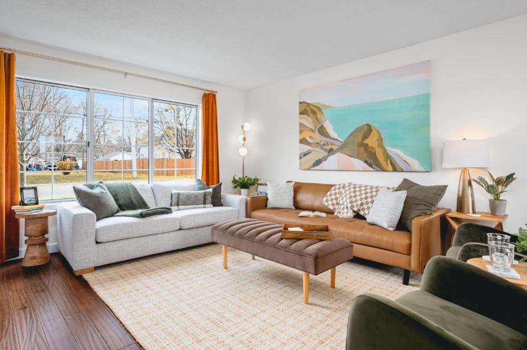 NEW Barlow by the Bay 3BR Townhome Downtown, Traverse City