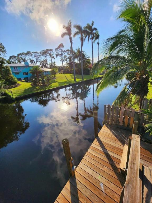 Heated pool w river views dock your boat Jet ski, Stuart