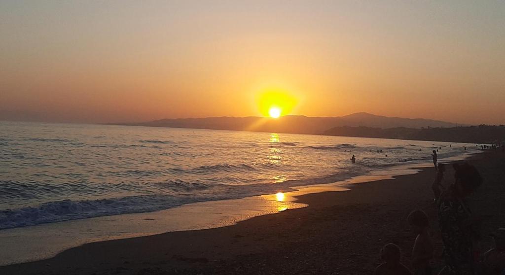 Apartamento en primera línea de playa, con piscina y garaje en Torrox Costa - 5