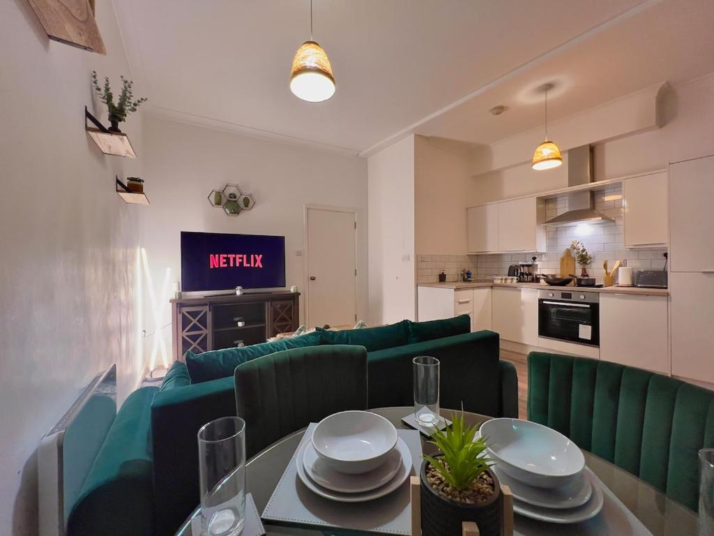 Stunning 2BR Apt - City Centre - Sleeps 6 - Parking - 5g WiFi, Midland