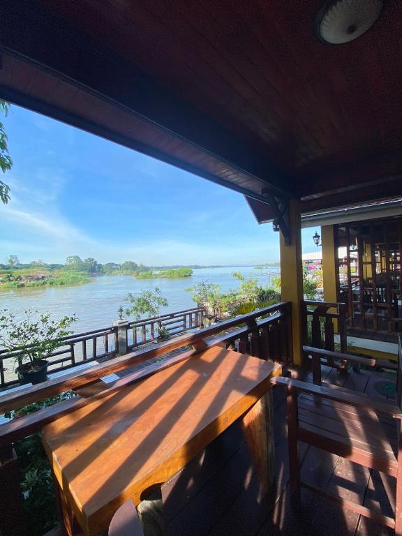 Exterior view, Golden Hotel Dondet in Muang Khong