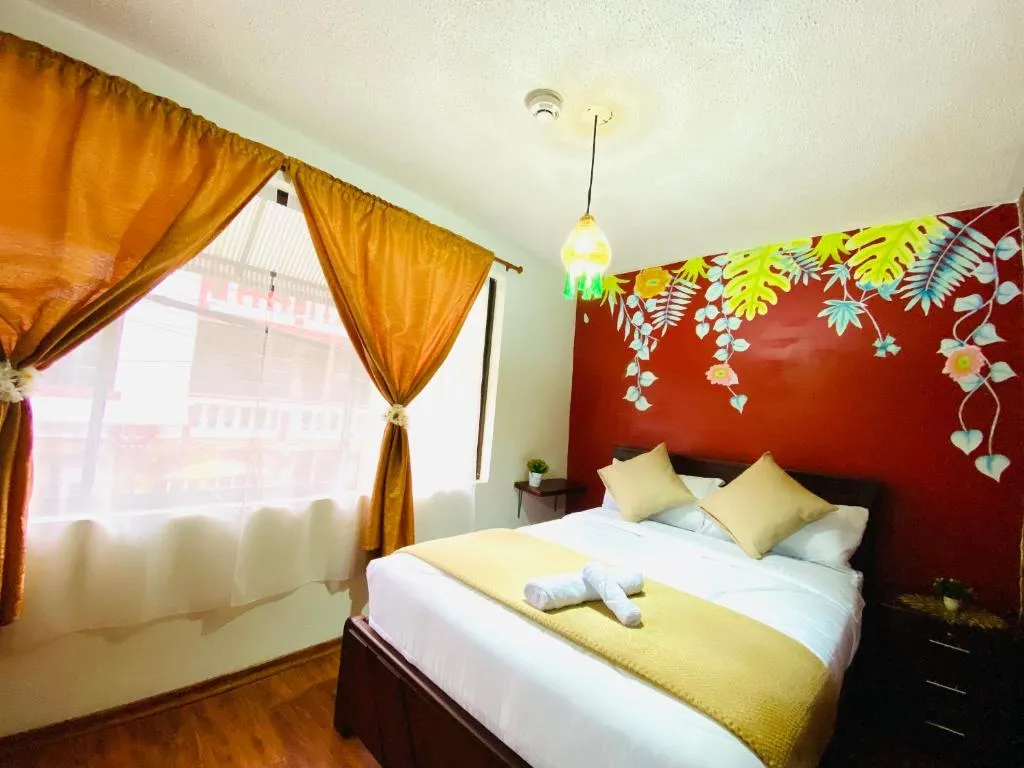 Habitaciónes Matrimoniales en Baños de Agua Santa con baño privado，位于巴尼奥斯的酒店