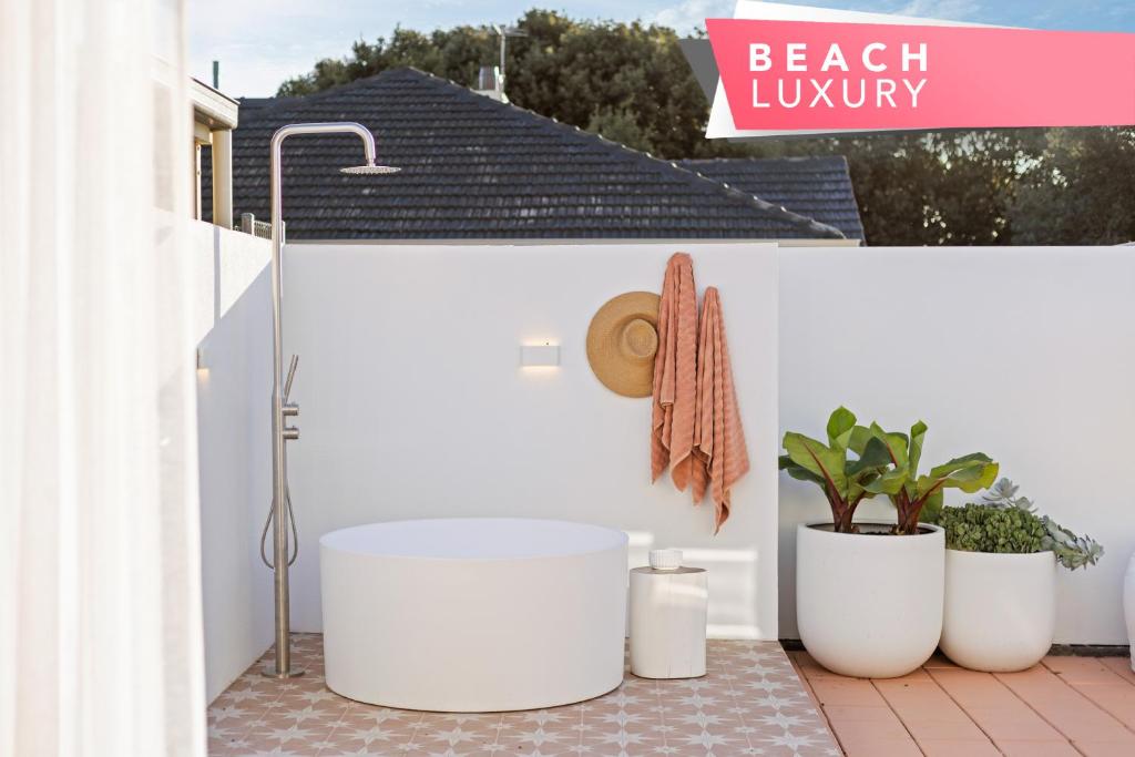 The Chester - 2BR Chic House with Outdoor Tub, Glenelg