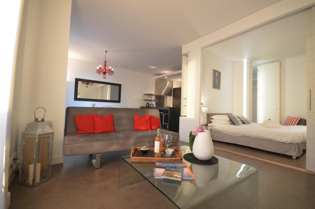 " Palais Miramar La Suite Rouge " Vue Mer -Croisette Emplacement Unique - 20M Plage - WIFI - Clim - 2